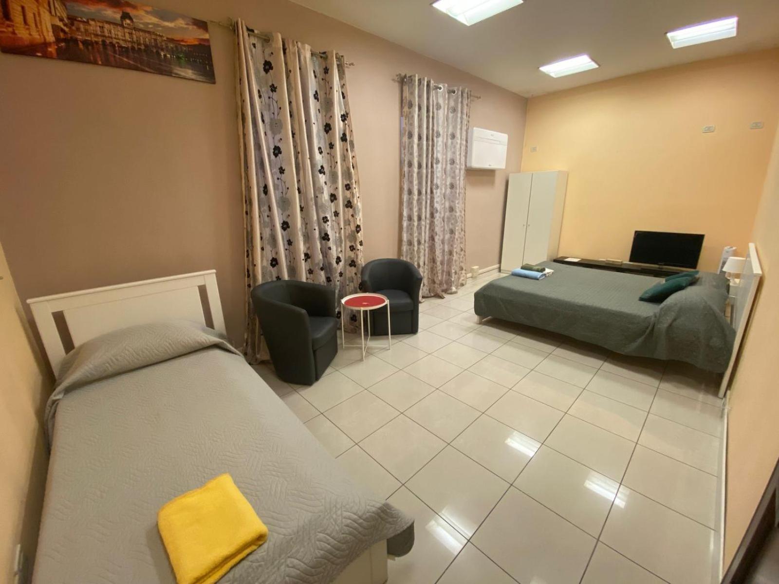 Affittacamere Guerrero Rooms Trieste Bagian luar foto